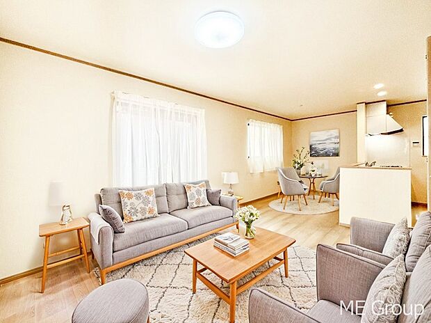 【リビング】ご家族の賑やかな話し声で包まれる明るいリビング  ※家具はCGです