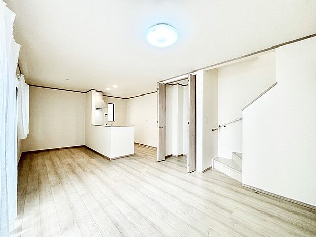 【リビングダイニング】明るい陽光が注ぎ、寛ぎの雰囲気に満たされるリビング・ダイニング。 