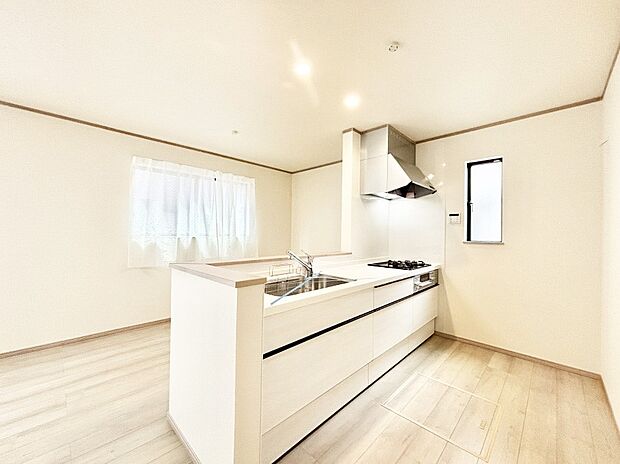 【ダイニングキッチン】ゆとりあるキッチンではご家族と楽しくお料理ができます。