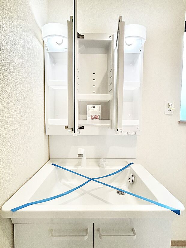 【その他設備(三面鏡裏収納)】三面鏡の裏に、化粧品や衛生用品などを収納可能。洗面台をすっきりと保ちます！