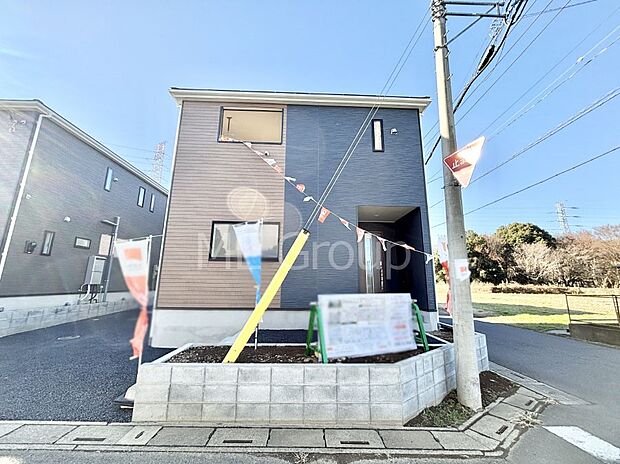 【現地外観写真】洗練された外観、上質な住空間が広がる室内は永く安心して過ごせる住居です。 