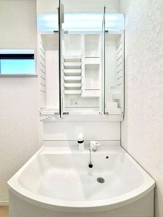 【その他設備(三面鏡裏収納)】三面鏡の裏に、化粧品や衛生用品などを収納可能。洗面台をすっきりと保ちます！