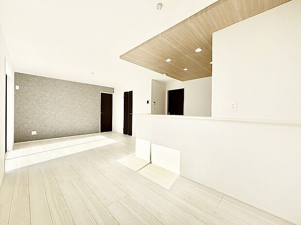 【ダイニング】家族の笑顔が自然と生まれてくる、そんな雰囲気のダイニングに仕上がっています。