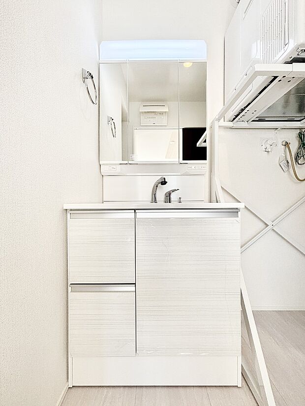 【洗面台・洗面所】スタイリングに便利な三面鏡、ミラーキャビネットで細かい物スッキリ