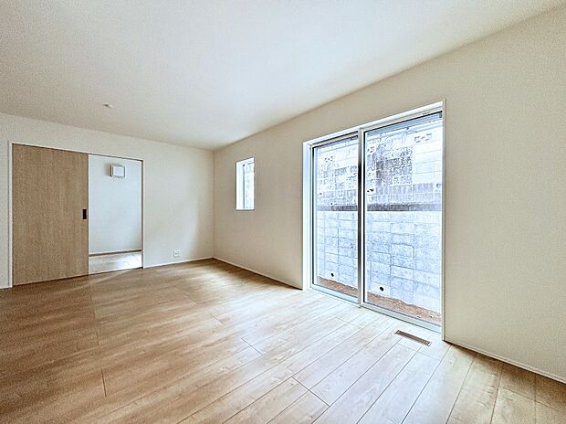 【リビングダイニング】大きな窓からたっぷりの陽光と風を感じられるリビング