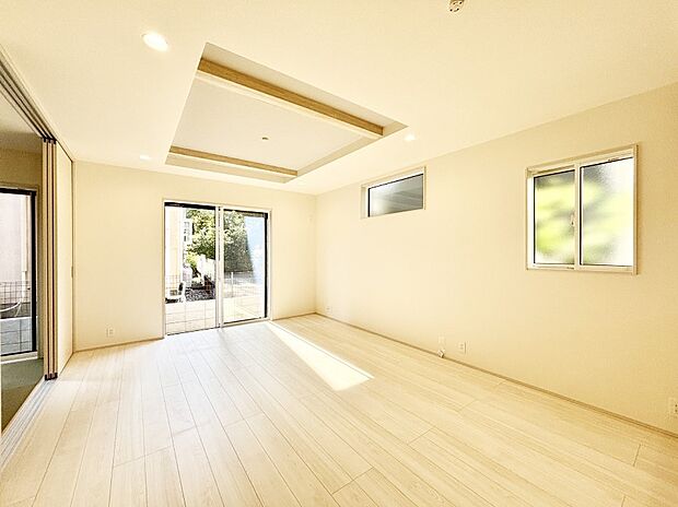 【リビングダイニング】大きな窓からたっぷりの陽光と風を感じられるリビング