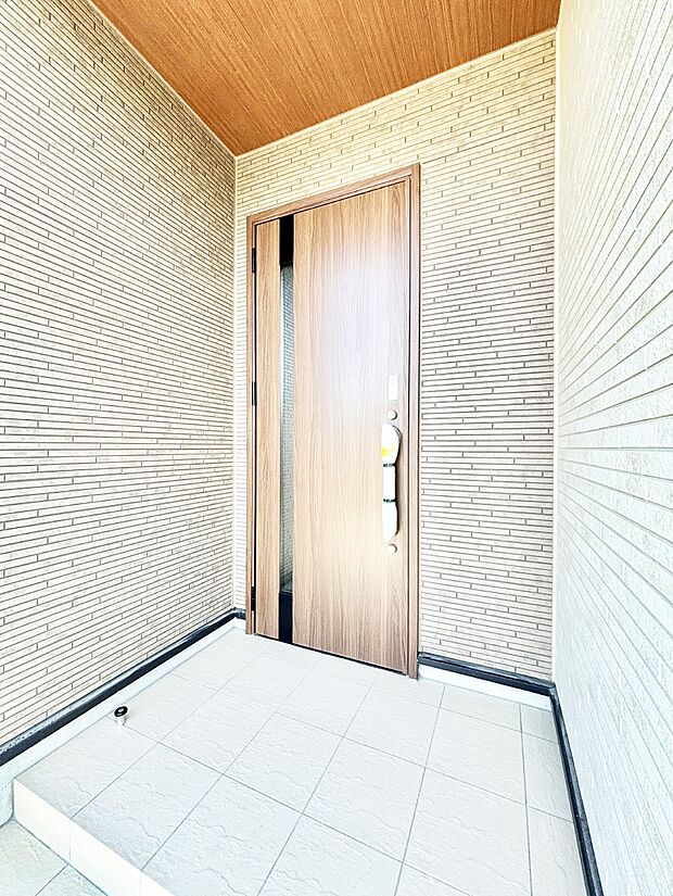 【玄関】玄関前は雨が降っても濡れにくい屋根付き