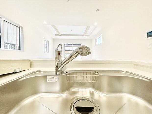 【その他設備(蛇口一体型浄水器)】いつでも清潔なおいしいお水を。一つの水栓で水道水と浄水を使い分け。