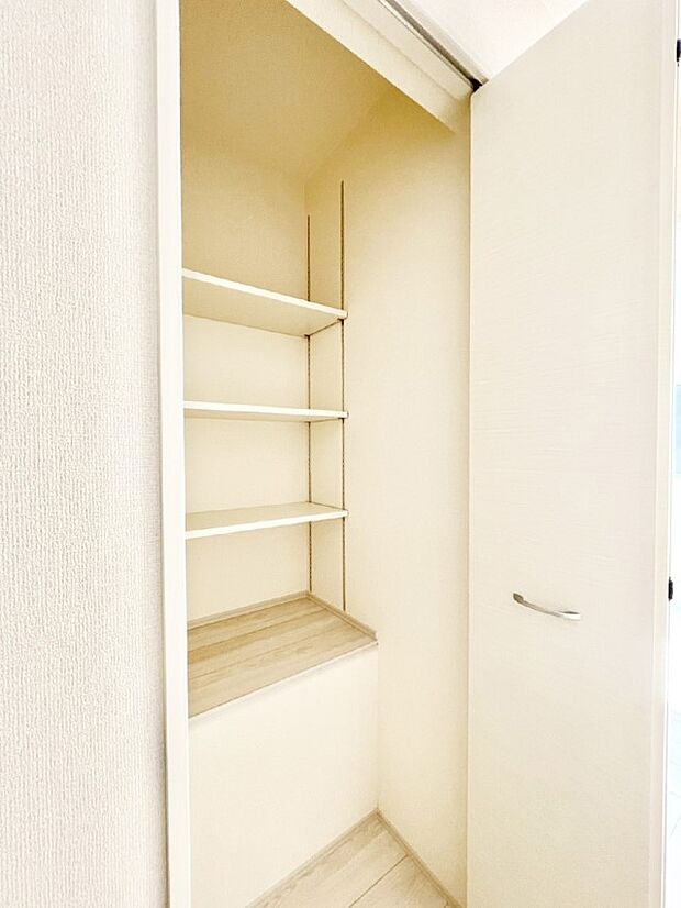 【その他設備(廊下収納)】掃除用具や生活雑貨の保管に便利な廊下収納