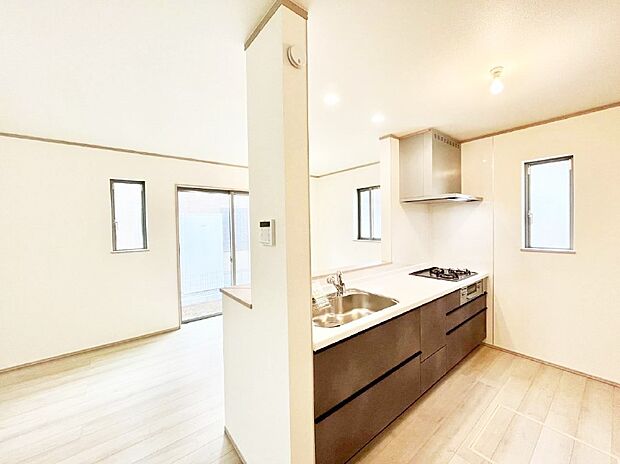 【ダイニングキッチン】料理をしながらご家族との会話を楽しめる対面カウンターキッチン