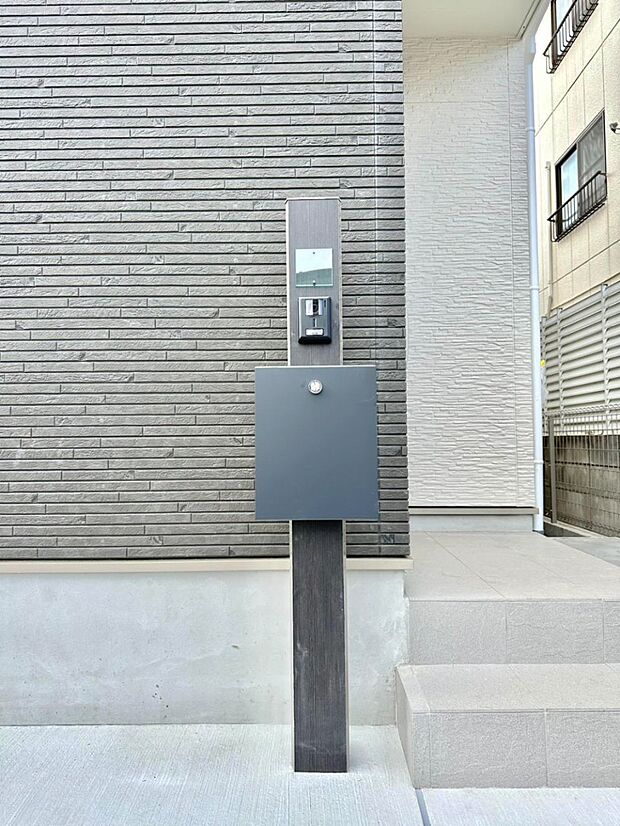 【その他現地】シンプルデザインのポスト。　