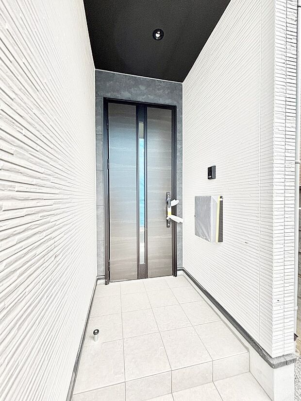 【玄関】玄関前は雨が降っても濡れにくい屋根付き