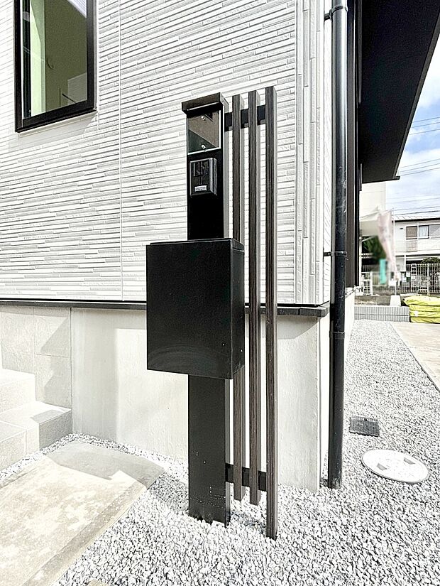【その他現地】シンプルデザインのポスト。