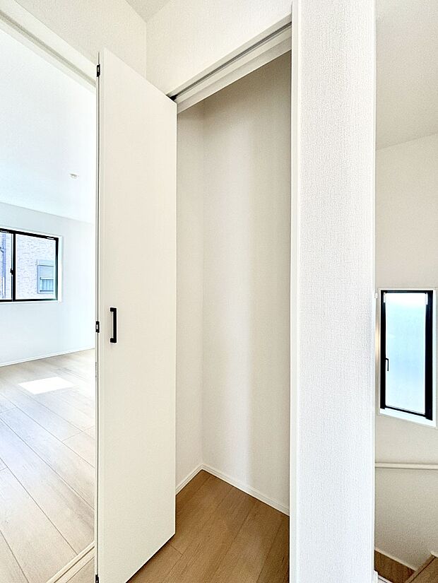 【その他設備(廊下収納)】廊下収納。掃除道具や季節の小物を収納することができます。