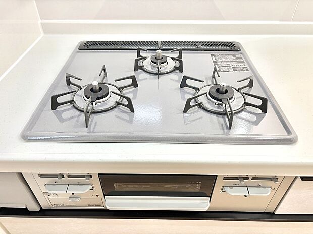【その他設備(Siセンサーコンロ)】ガスコンロはSiセンサー搭載。火力調節や焦げ付き・消し忘れも防いでくれます。