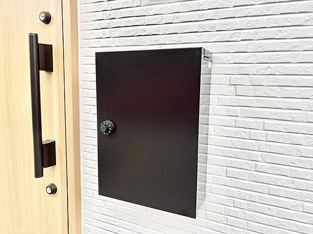 【その他現地】シンプルデザインのポスト。