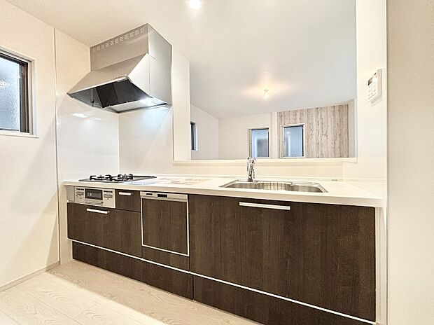 【ダイニングキッチン】料理をしながらご家族との会話を楽しめる対面カウンターキッチン