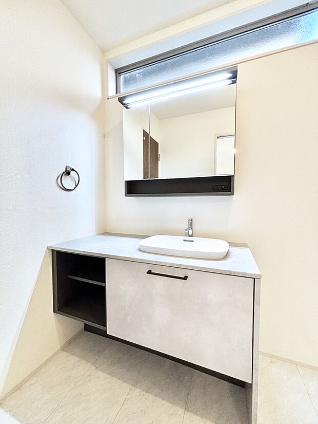 【洗面台・洗面所】大きく見やすい鏡で清潔感ある洗面台は、身だしなみチェックや肌のお手入れにおすすめです。