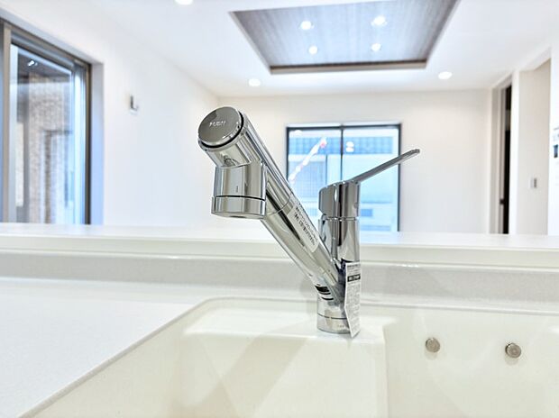 【その他設備(浄水器)】いつでも清潔なおいしいお水を。一つの水栓で水道水と浄水を使い分け。