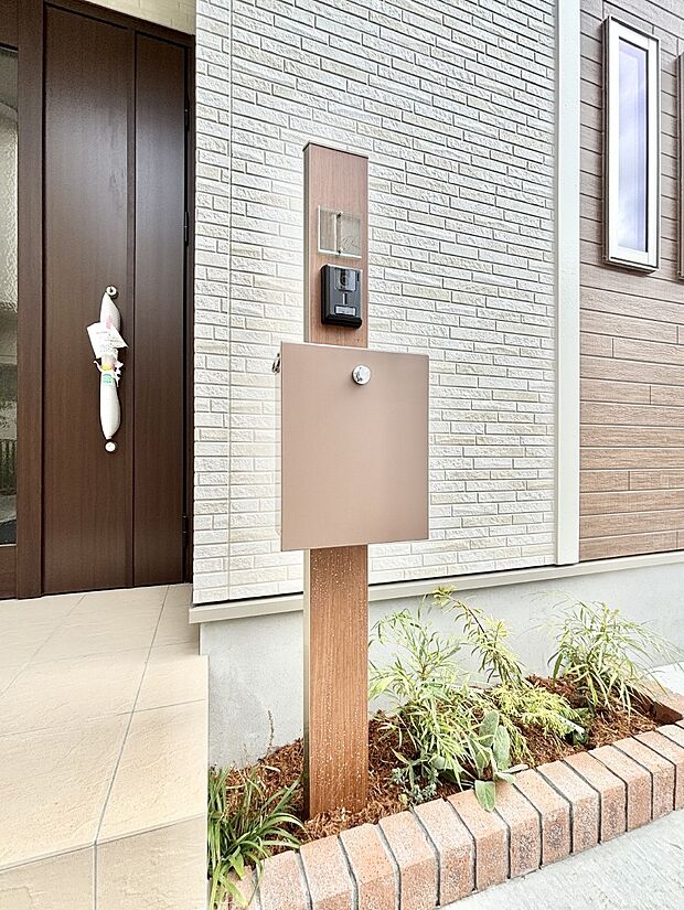【その他現地】表札・インターホン・ポストをひとつに集約。エントランスになじむシンプルデザイン。