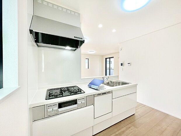 【ダイニングキッチン】リビングで遊ぶお子様を見守りながらお料理ができる対面キッチン。  