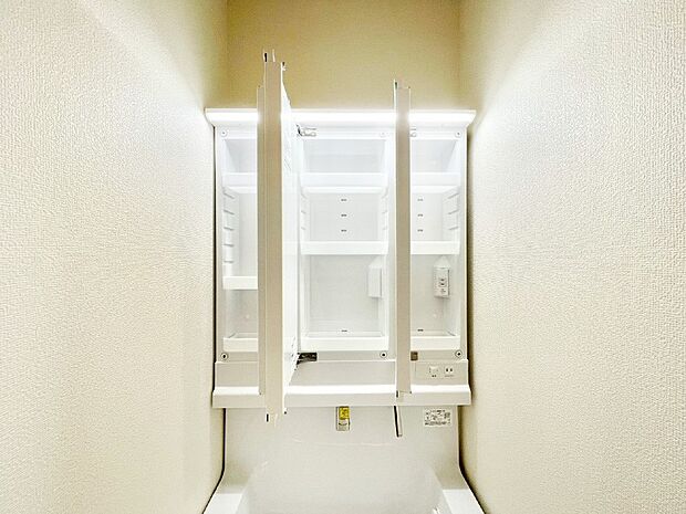 【その他設備(三面鏡裏収納)】三面鏡の裏に、化粧品や衛生用品などを収納可能。洗面台をすっきりと保ちます！