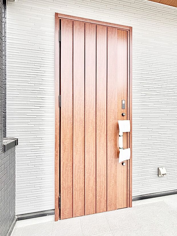 【玄関】玄関前は雨が降っても濡れにくい屋根付き