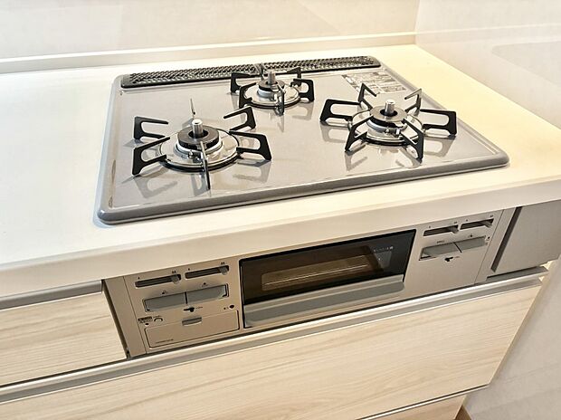 【その他設備(Siセンサーコンロ)】ガスコンロはSiセンサー搭載。火力調節や焦げ付き・消し忘れも防いでくれます。