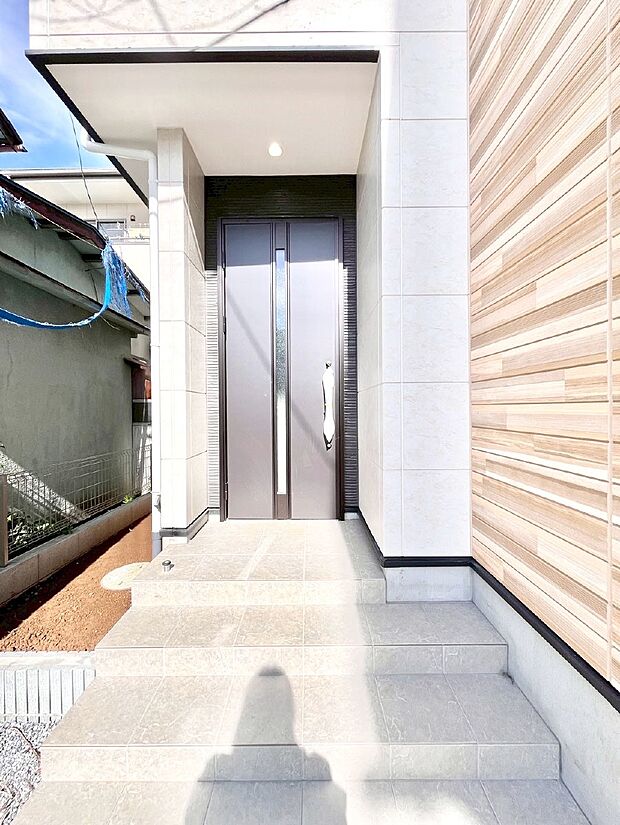 【玄関】大切な家族、来客を出迎える玄関。