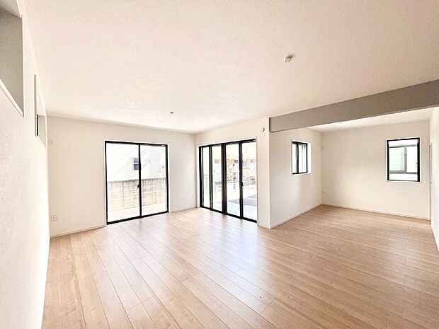 【ダイニング】大きな窓からたっぷりの陽光と風を感じられるリビング  