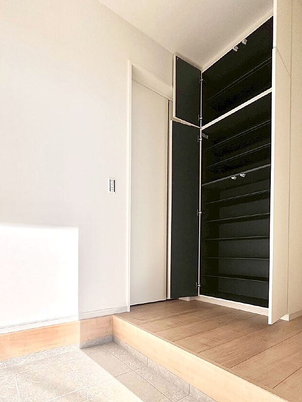 【その他設備(シューズボックス)】たっぷり収納できるシューズボックスで家族全員の靴も、玄関すっきり。