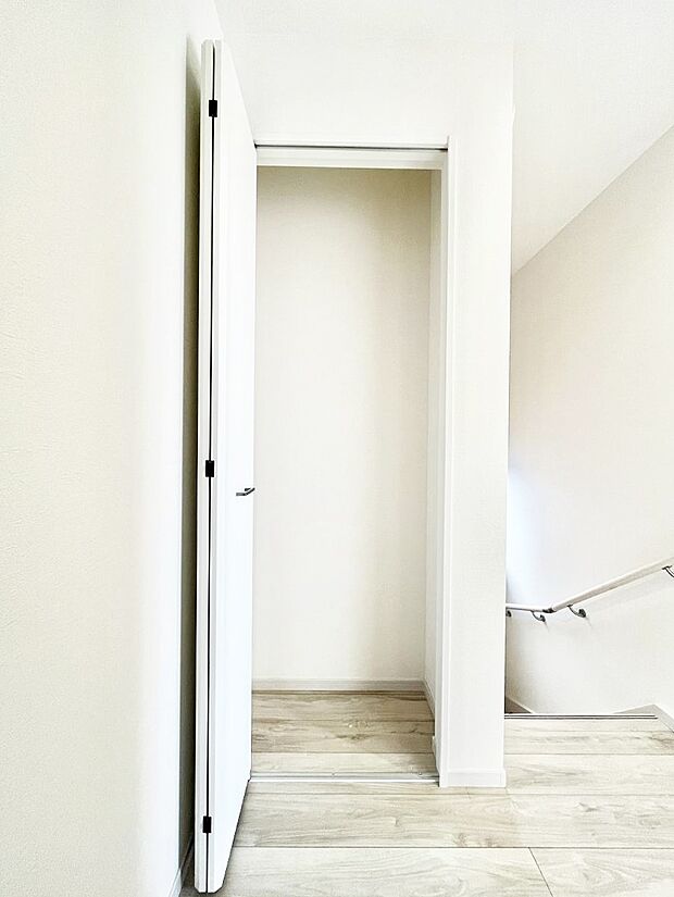 【その他設備(廊下収納)】廊下収納。掃除道具や季節の小物を収納することができます。