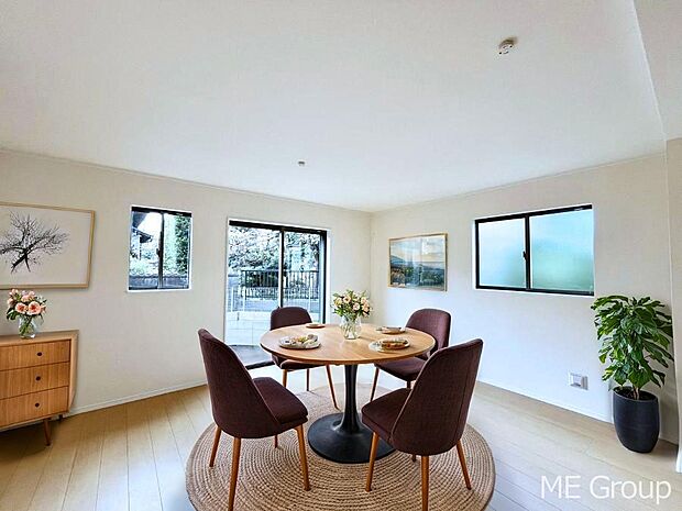 【リビング】ご家族の賑やかな話し声で包まれる明るいリビング ※家具はCGです