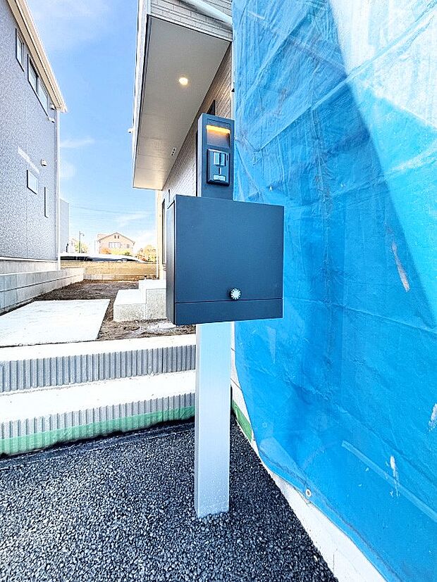 【その他現地】表札・インターホン・ポストをひとつに集約。エントランスになじむシンプルデザイン。