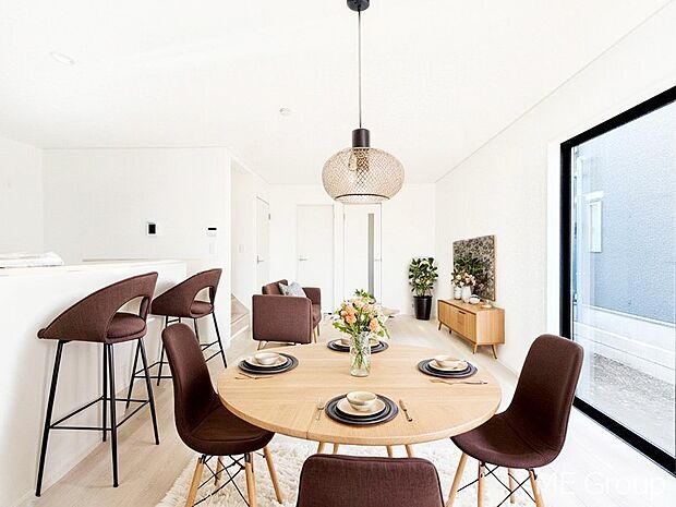 【リビング】明るい陽光に包まれる心地のよいリビングです　※家具はCGです