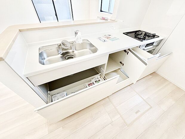 【その他設備(キッチン収納)】収納スペースもたっぷり！広々とした作業スペースで家事もラクラク！