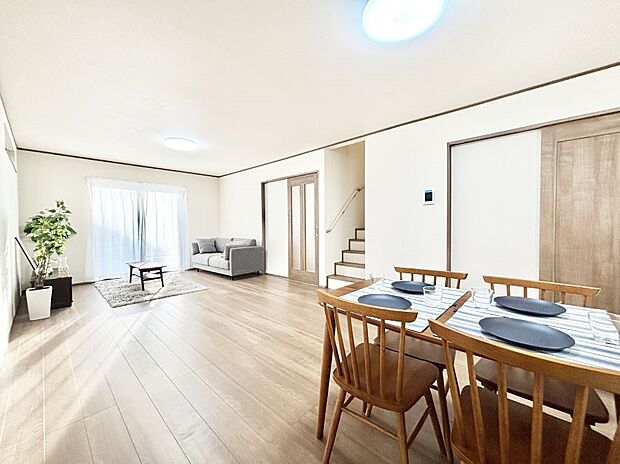 【リビングダイニング】明るい陽光が注ぎ、寛ぎの雰囲気に満たされるリビング・ダイニング。   