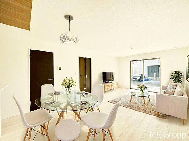 【リビング】ご家族の賑やかな話し声で包まれる明るいリビング  ※家具はCGです