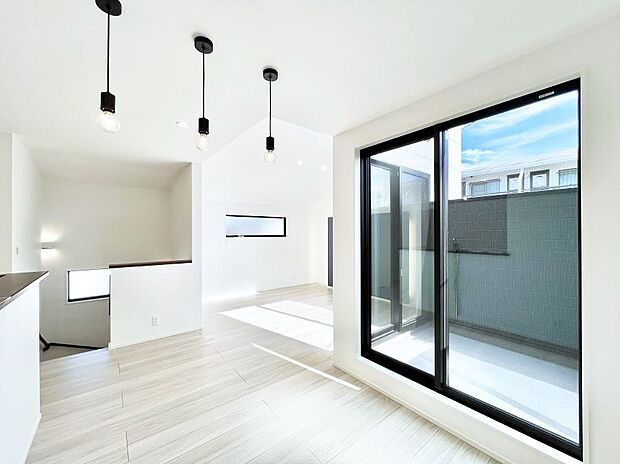 【ダイニング】家族の笑顔が自然と生まれてくる、そんな雰囲気のダイニングに仕上がっています。