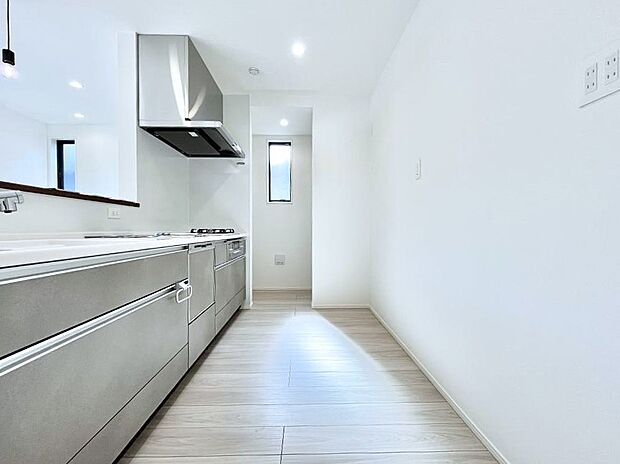 【ダイニングキッチン】爽やかな風が通り抜けるキッチン。窓があるので明るく換気にも役立ちます。