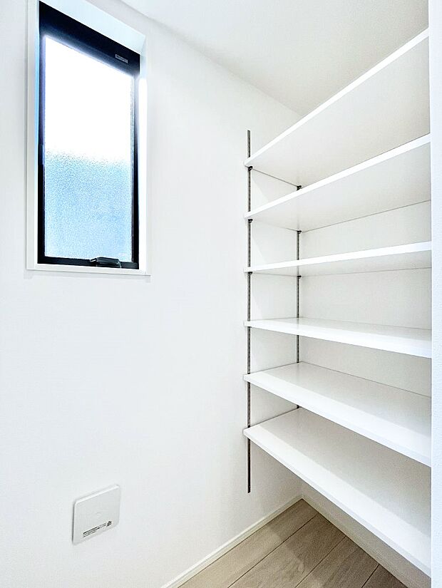 【その他設備(パントリー)】キッチン横の収納はパントリーとしても利用できます