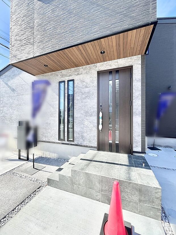 【玄関】大切な家族、来客を出迎える玄関。