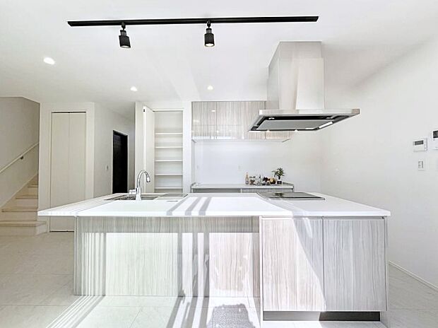 【ダイニングキッチン】カウンター越しに楽しいおしゃべり。いつものお料理がもっと美味しくなりそうですね。