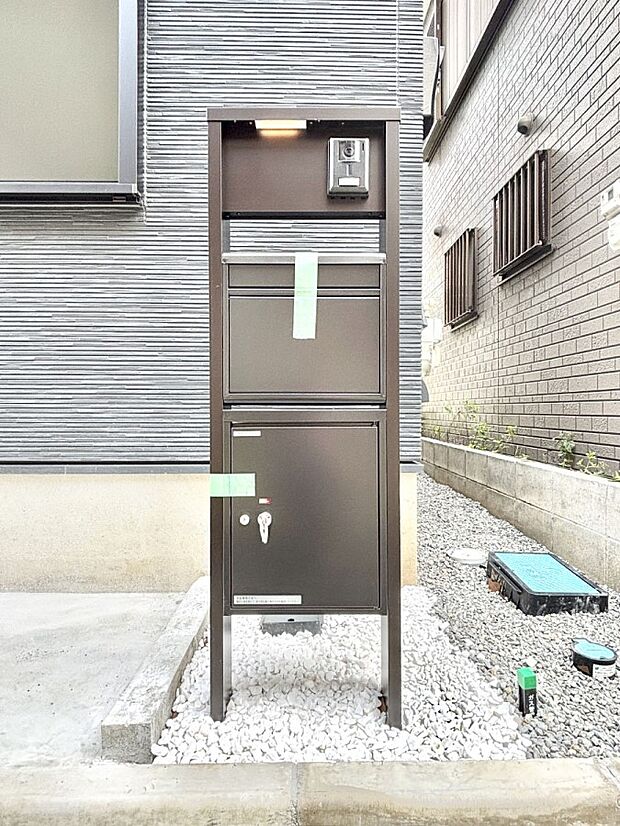 【その他現地】シンプルデザインのポスト。