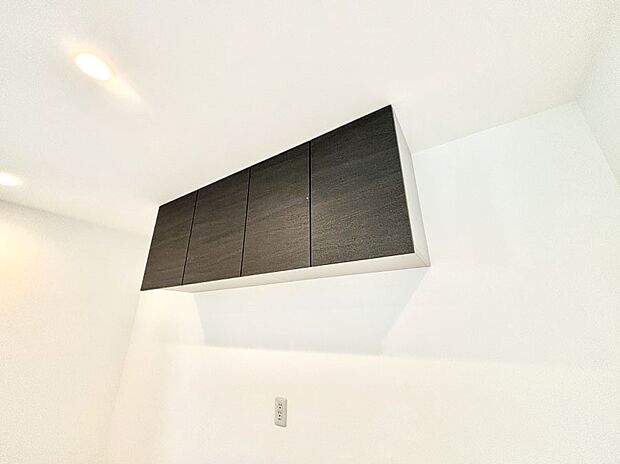 【その他設備(キッチンカップボード)】カップボードも標準装備 広々スペースでお料理しやすいキッチンです