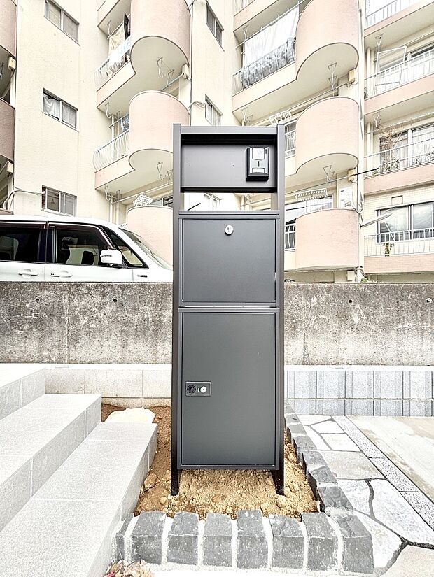 【その他現地】シンプルデザインのポスト。