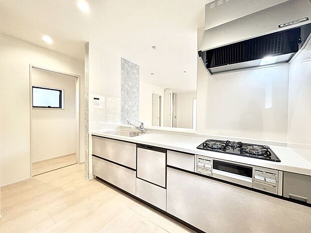 【ダイニングキッチン】料理をしながらでもご家族との会話を楽しめる対面キッチン