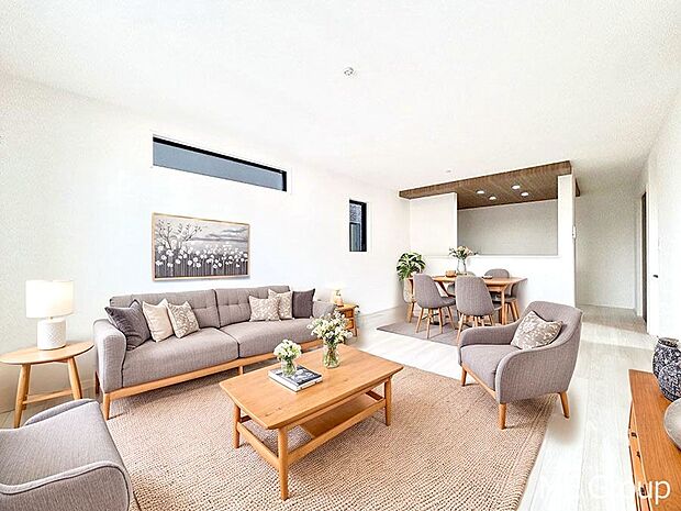 【リビング】ご家族の賑やかな話し声で包まれる明るいリビング  ※家具はCGです