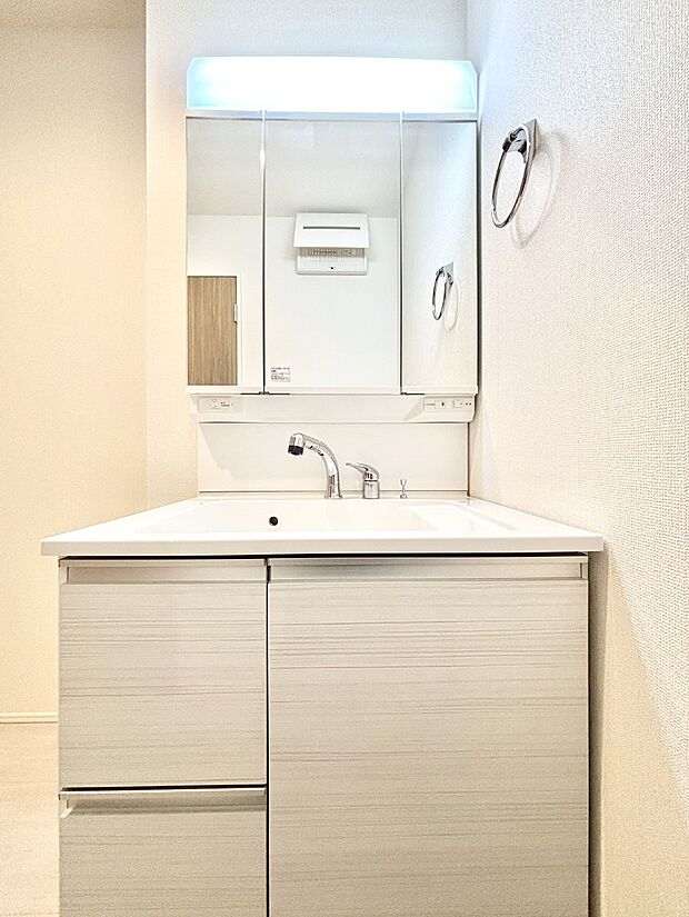 【洗面台・洗面所】大きく見やすい三面鏡で清潔感ある洗面台は、身だしなみチェックや肌のお手入れにおすすめです。