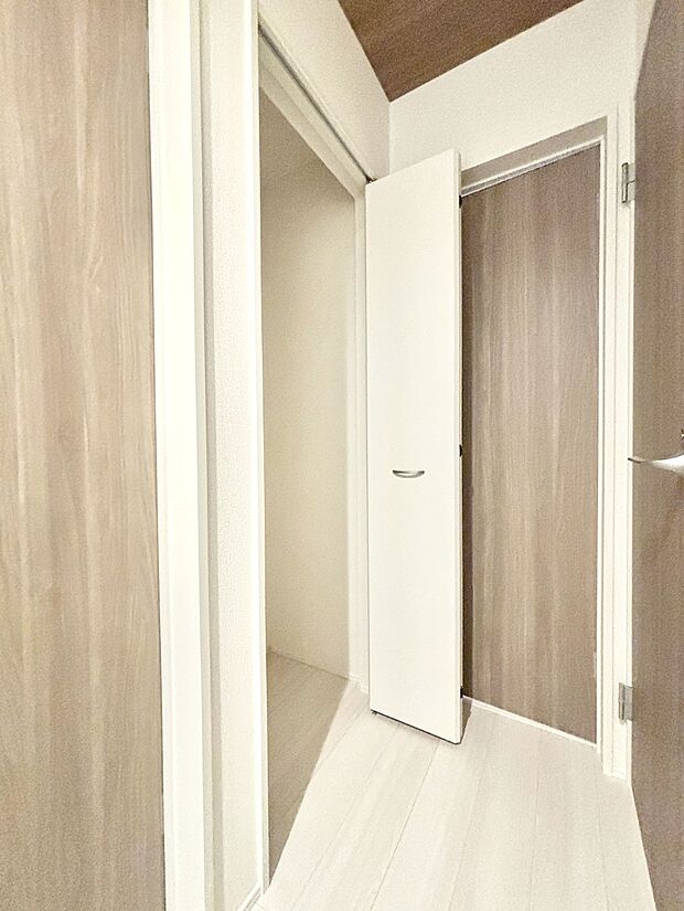 【その他設備(廊下収納)】廊下収納。掃除道具や季節の小物を収納することができます。